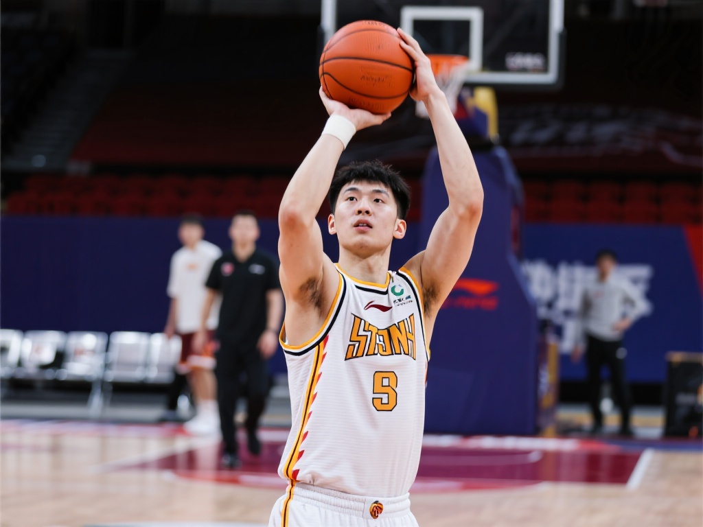 李添荣33分钟高效砍下22分,贡献5板2助1断1帽全面数据 李添荣的出色发挥并非偶然。据了解,他在日